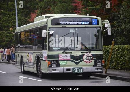 KYOTO, JAPON - 16 décembre 2019 : Kyoto, Japon - 24 novembre 2019 : le bus de Kyoto dessert la rue de Kyoto. Les bus de Kyoto City sont la principale moyenne de publ Banque D'Images