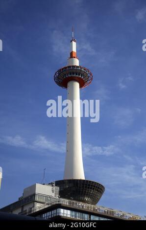 KYOTO, JAPON - 10 décembre 2019 : Kyoto, Japon - 24 novembre 2019 : Tour de Kyoto située à Kyoto, Japon. La tour est la plus haute structure de Kyoto avec ses breloques Banque D'Images