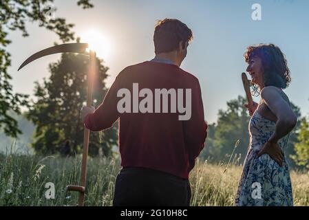 Prague, République tchèque. 04e juin 2021. Un jeune couple se repose pendant la tonte de la prairie. Une fois par an, la prairie de fleurs du parc Stromovka, l'un des plus grands parcs de Prague, est tondu manuellement afin de sauver la tradition populaire. Crédit : SOPA Images Limited/Alamy Live News Banque D'Images