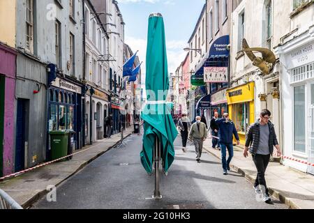 Cork, Irlande. 4 juin 2021. Le temps chaud et ensoleillé a fait sortir des foules de gens dans la ville de Cork aujourd'hui. Le week-end des fêtes du mois de juin devrait être très ensoleillé et très chaud. Le coin salon extérieur de Princes Street est ouvert lundi - le parasol a été fermé aujourd'hui pour permettre un essai d'incendie. Crédit : AG News/Alay Live News Banque D'Images