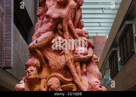 Hong Kong, Chine. 04e juin 2021. Point de vue du pilier de la honte pendant la commémoration du quatrième incident de juin. Le rituel annuel de lavage du pilier de la honte, une sculpture située sur le campus de l'Université de Hong Kong qui commémore les victimes de la répression de la place Tiananmen en 1989 à Beijing, A eu lieu comme Hong Kong le rappelle le 4 juin pour la première fois depuis que Beijing a imposé une loi de sécurité nationale à la ville. (Photo de Hsiuwen Liu/SOPA Images/Sipa USA) crédit: SIPA USA/Alay Live News Banque D'Images