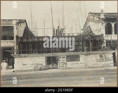 Chantier. Le chantier de construction d'un bâtiment dans un bloc d'une rue, probablement à Medan. Sur la clôture est un signe de l'interprète: Société Bennink Co. Architectes entrepreneurs. Photo dans l'album photo de la société d'architecture néerlandaise et de l'entrepreneur Bennink et Riphagen à Medan dans les années. 1914-1919. Banque D'Images