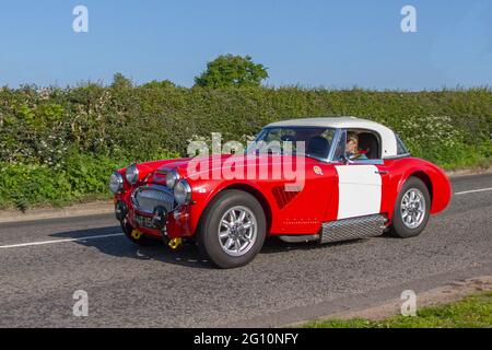 1966 60s rouge blanc 2912cc Austin Healey 3000 Mark III, en route vers Capesthorne Hall Classic May car show, Cheshire, Royaume-Uni Banque D'Images