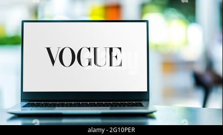 POZNAN, POL - 15 MAI 2021 : ordinateur portable affichant le logo de Vogue, un magazine de mode et de style de vie Banque D'Images