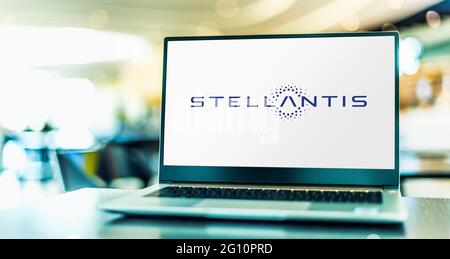 POZNAN, POL - 1 MAI 2021: Ordinateur portable affichant le logo de Stellantis, un fabricant automobile multinational, formé en 2021 Banque D'Images