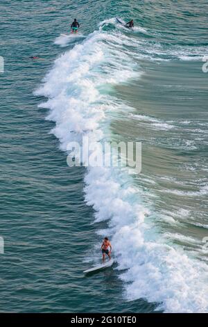 FRANCE. PYRÉNÉES-ATLANTIQUES (64) BIARRITZ, SURFEURS SUR LA PLAGE DE LA CÔTE DES BASQUES Banque D'Images