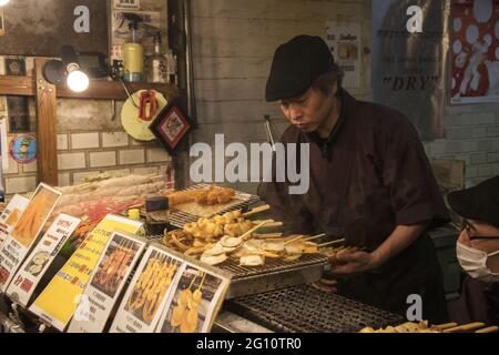 KYOTO, JAPON - 18 décembre 2019 : Kyoto, Japon - 26 novembre 2019 : vendeur préparant le légume mariné au stand. Banque D'Images