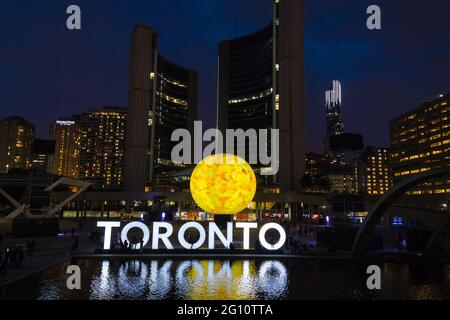 Nuit Blanche 2016 au Nathan Phillips Square, Toronto, Canada. Mort du Soleil par le Directeur X. Banque D'Images