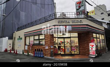 OSAKA, JAPON - 06 janvier 2020 : Osaka, Japon - 28 novembre, 2019 : 7-11 ouverture d'un dépanneur 24 heures sur 24 dans la préfecture d'Osaka au Japon Banque D'Images
