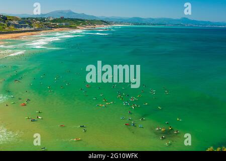 FRANCE. PYRÉNÉES-ATLANTIQUES (64), BIARRITZ, SURFEURS SUR LA PLAGE DE LA CÔTE DES BASQUES Banque D'Images