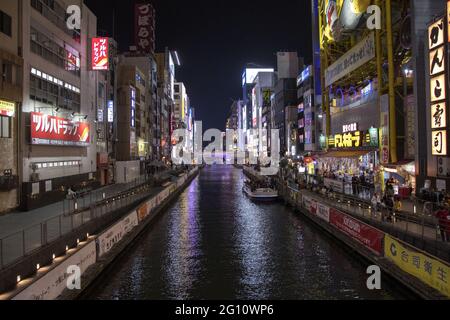 OSAKA, JAPON - 16 décembre 2019 : Osaka, Japon - 27 novembre 2019 : magnifique vue sur le paysage du magasin japonais avec une foule de gens et de touristes à Dotonburi Banque D'Images