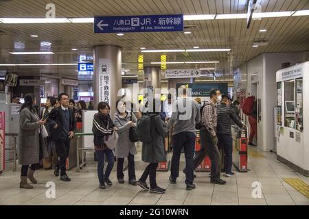 KYOTO, JAPON - 16 décembre 2019 : Kyoto, Japon - 27 novembre 2019 : les gens entrent dans le métro municipal de Kyoto au Japon. Le métro de Kyoto existe depuis 1981. Banque D'Images