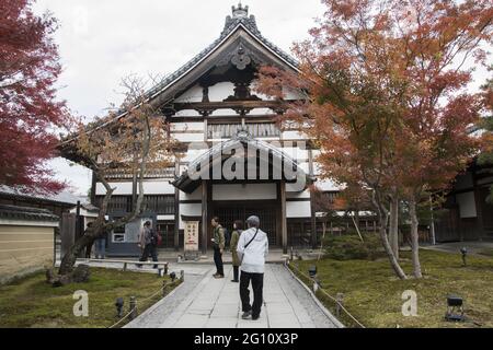 KYOTO, JAPON - 16 décembre 2019 : Kyoto, Japon - 27 novembre 2019 : les gens visitent les jardins du temple Kodaiji à Kyoto, Japon. Banque D'Images