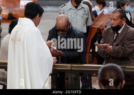 MEXICO, MEXIQUE, 3 JUIN : les fidèles prient lors de la messe du jeudi de Corpus Christi à la cathédrale métropolitaine de Mexico le 3 juin 2021 à Mexico, Mexique. (Photo d'Eyepix/Sipa USA) Banque D'Images