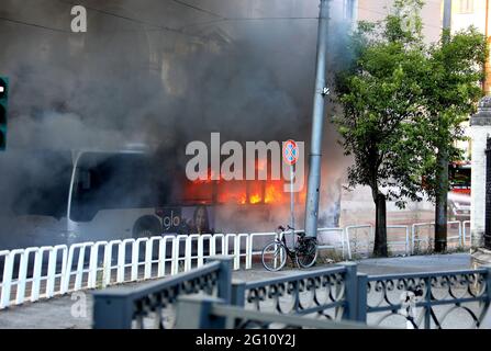 Rome, Italie. 04e juin 2021. Rome, autobus ATAC de Rome détruit par des flammes causées par une panne, dans le centre de Rome. Photo : crédit : Agence photo indépendante/Alamy Live News Banque D'Images