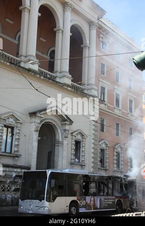 Rome, Italie. 04e juin 2021. Rome, autobus ATAC de Rome détruit par des flammes causées par une panne, dans le centre de Rome. Photo : crédit : Agence photo indépendante/Alamy Live News Banque D'Images