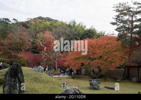 KYOTO, JAPON - 18 décembre 2019 : Kyoto, Japon - 27 novembre 2019 : les gens visitent les jardins du temple Kodaiji à Kyoto, Japon. Kodaiji est situé sur la colline au-dessus de t Banque D'Images