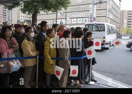 KYOTO, JAPON - 18 décembre 2019 : Kyoto, Japon - 27 novembre 2019 : foules avec drapeaux en papier attendant l'empereur japonais Akihito et sa famille à Kyoto. Banque D'Images