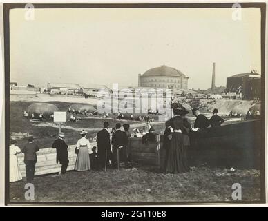 La troisième course de ballons Gordon Bennett. Sur le sol une pièce ou sept ballons qui sont soufflés avec des gens autour de lui. En avant-plan. En arrière-plan les bâtiments de l'usine de gaz à Schwargendorf. Banque D'Images