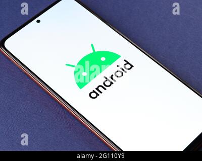 Assam, inde - 29 mai 2021 : logo Android sur l'écran du téléphone image de stock. Banque D'Images