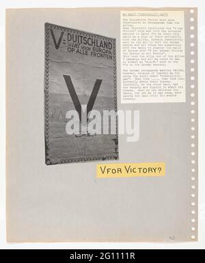 V = victoire / vikticory; livre de photos et de collages « The Hidden Camera ». Photo d'un écriteau allemand pour faire de la propagande pour la victoire allemande: V = (vikticory) l'Allemagne gagne pour l'Europe sur tous les fronts. La campagne V = victoire a été lancée par Churchill mais bientôt annexée par les Allemands. En plus du V, quelqu'un a écrit les lettres RAF. (Royal Air Force). Banque D'Images