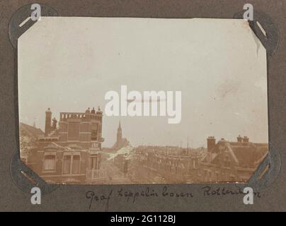 Grave Zeppelin au-dessus de Rotterdam. Album LEAF avec une photo du Zeppelin 'Graf Zeppelin' pendant le vol au-dessus de Rotterdam le 13 octobre 1929. Sur la photo, on peut voir la tombe de Zeppelin au-dessus des maisons de Rotterdam. Les gens regardent sur le toit Banque D'Images