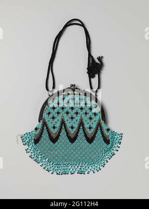 Sac de support avec un support en fer semi-circulaire, auquel un sac avec un motif de perles bleu clair, des perles d'acier argentées et des gars noirs. Sac de support avec un support en fer noir semi-circulaire et un coupe-cheveux. Quatre ouvertures étroites à l'avant, de sorte que la doublure verte-grise soit visible. Le sac est entièrement fait de perles bleu clair, de perles d'acier argentées et de gars noirs. À l'avant, la partie supérieure du motif se compose d'étoiles noires et argentées contre une fond bleu, à mi-chemin d'un chemin de bobinage noir et argenté forme une séparation avec la partie inférieure, qui se compose de a s. Banque D'Images