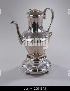 Pot de café d'argent d'un ensemble de café et thé de 11 pièces qui appartenaient à J.D. Preuijt (1801-1887) qui lui a été donné à son anniversaire en 1873 .. Cafetière ronde argentée avec ornements festonnés et gravés avec motifs floraux. Une médaille d'or a été placée dans le couvercle et peut s'y articuler. La médaille est de la Hollandse Maatschappij pour l'agriculture (1847): '1er prix des génisses wormy',' J.D. Preuijt 'Gravenhage 1872'. Anneaux ivoire dans la poignée. Dans la cuve, desserrez un filtre avec poignée et desserrez un sabotage de café. Deux lames sont fixées entre la poignée et le couvercle. Le pot se trouve sur quatre pattes. Banque D'Images