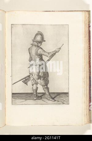 Soldat poussant la poudre et la balle au cours de sa barre (non 26), env. 1600. Un soldat, de pleine longueur, à droite, qui, avec sa main gauche sur son os gauche, agitent (un certain type d'arme à feu) en tenant et en tenant sa main droite, pour chasser la poudre et la balle (non 26), environ 1600. Plaque 26 dans les instructions de manipulation de l'agitateur. Partie des illustrations dans: J. de Gheyn, Arms Opera of Roers Musquette and Spiessen, Amsterdam, 1608. Marriens vers 1600. Banque D'Images