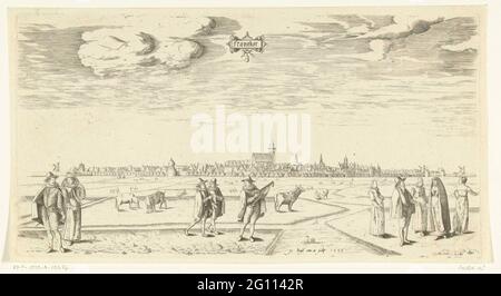 Vue sur Franeker 1598. Au premier plan différents civils marchant et parlant, vêtus selon la mode à partir d'environ 1600. A laissé un homme et une femme avec un voile négligé. Au milieu, un musicien qui joue le luth et deux jeunes hommes en course à pied. À droite, un groupe de trois femmes et un homme et une femme d'agriculteur vus sur le dos. Vaches dans la prairie. Franeker avec la grande église au milieu. Dans le milieu de la partie supérieure de la cartouche dans laquelle le nom: Franeker. Banque D'Images