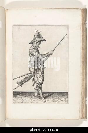 Soldat poussant la poudre et la balle au cours de son musket (non 27), env. 1600. Un soldat, plein de, à droite, qui avec sa main gauche sur son os gauche un mousket (un certain type d'arme à feu) tenant et tenant sa main droite, pour pousser à pousser la poudre et la balle (non 27), environ 1600. Dans sa main gauche sauf le musket aussi un fret (fourche de mousket) et une mèche. Plaque 27 dans les instructions pour la manipulation du mousquet: Corte sous-cury sur la figure figuerliicke, tellement aengaet le ghebruyck droit avant musquet. Partie des illustrations dans : J. de Gheyn, opéra d'armes de Roers Musquette et Kloks Banque D'Images