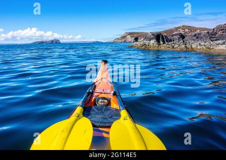 Kayak de mer dans les îles d'été dans les Highlands du Nord-Ouest de l'Écosse Banque D'Images