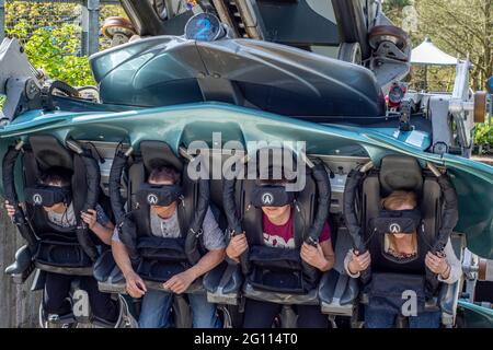 Galactica VR Rollercoaster à Alton Towers alors que les manèges sont élevés sur la colline de l'ascenseur pour commencer leur voyage par l'espace avec des casques VR. Banque D'Images