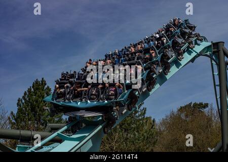 Galactica VR Rollercoaster à Alton Towers tandis que les manèges sont renversés sur leur dos volant dans l'espace. Banque D'Images