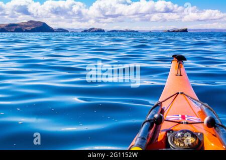 Kayak de mer dans les îles d'été dans les Highlands du Nord-Ouest de l'Écosse Banque D'Images