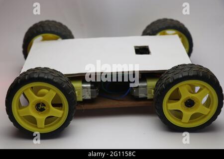 Modèle de travail de la voiture robotique qui fonctionne sur la plate-forme Internet des objets. Projet électronique innovant Banque D'Images