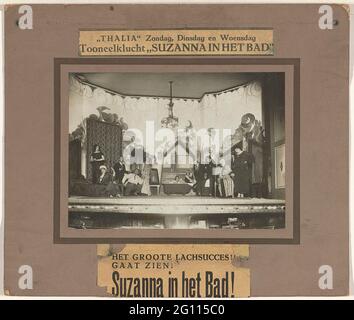 Scène de 'Suzanna dans le bain': Deux actrices dans la baignoire avec des acteurs autour, texte publicitaire tout autour. Banque D'Images
