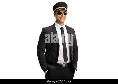 Jeune conducteur professionnel dans un uniforme et des lunettes de soleil souriant à la caméra isolée sur fond blanc Banque D'Images