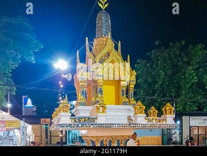 Bangkok Thaïlande 21. Mai 2018 Sanctuaire Saint jaune d'or au marché de nuit thaïlandais à Huai Khwang, Bangkok, Thaïlande. Banque D'Images