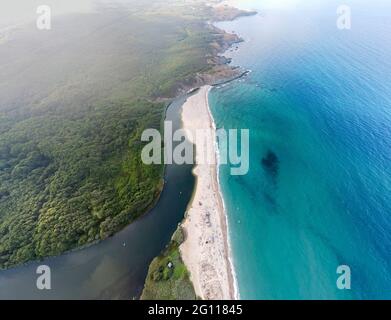 Panorama aérien de la plage à l'embouchure de la rivière Veleka, village de Sinemorets, région des Burgas, Bulgarie Banque D'Images