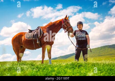 Jeune garçon à cheval sur le terrain Banque D'Images