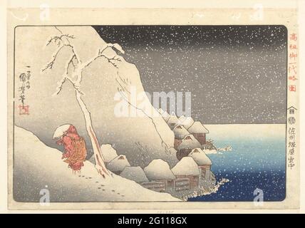 Dans la neige à Tsukahara sur l'île de Sado. Paysage enneigé avec nichiren, fondateur de la secte bouddhiste de Lotus, en robe rouge, une pente enneigée en escalade; au fond de la montagne un village au bord de la mer; avec un ciel gris avec des flocons de neige tourbillonnants. Banque D'Images