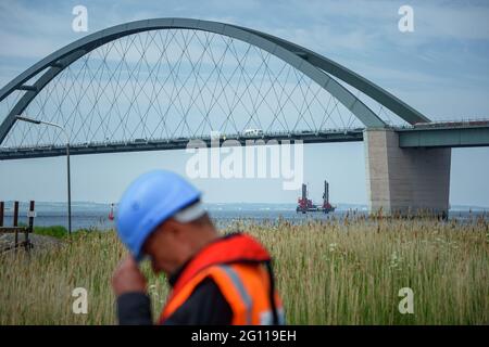 Fehmarn, Allemagne. 04e juin 2021. Un engin de forage est vu pendant les essais de forage dans le Fehmarnsund derrière le pont de Fehmarnsund. Le forage est utilisé pour planifier la construction du tunnel de Fehmarnsund entre le continent du Schleswig-Holstein et l'île de Fehmarn. Credit: Gregor Fischer/dpa/Alay Live News Banque D'Images