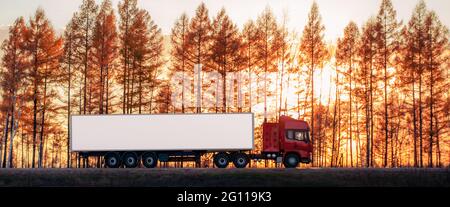 Camion rouge sur une route au coucher du soleil. Concentrez-vous sur le conteneur Banque D'Images