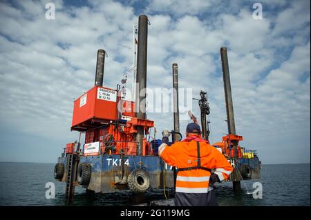 Fehmarn, Allemagne. 04e juin 2021. Un engin de forage se tient pendant un forage d'essai dans le Fehmarnsund. Le forage est utilisé pour planifier la construction du tunnel de Fehmarnsund entre le continent du Schleswig-Holstein et l'île de Fehmarn. Credit: Gregor Fischer/dpa/Alay Live News Banque D'Images