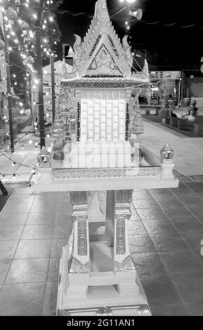 Bangkok Thaïlande 21. Mai 2018 photo en noir et blanc d'un sanctuaire sacré au marché de nuit thaïlandais à Huai Khwang, Bangkok, Thaïlande. Banque D'Images