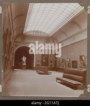 Le Van Der Hoopzaal vu de l'est. Grande chambre avec la collection de M. Adriaan van der Hoop, qui a été vaccieur en 1854 à la municipalité d'Amsterdam et a été remis au Rijksmuseum en prêt. Dans le passage il y a une image en marbre 'Perseus' de F. Leenhoff. Sur le côté droit du mur O.. Vue sur la « mariée juive » de Rembrandt. Au milieu de la chambre il y a deux longs canapés en cuir. Hall 269, van der Hoopzaal, vue à l'ouest. Comparez la photo 98. En 1915, les bancs en cuir ont été remplacés par des bancs en chêne. En 1917, la salle est subdivisée en trois chambres. Sol Granito avec un Banque D'Images