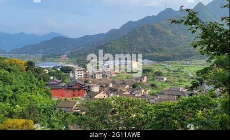 Luoyuan. 3 juin 2021. La photo du téléphone portable prise le 3 juin 2021 montre une vue sur le village de Lian'ao de la ville de Bili dans le comté de Luoyuan, dans la province de Fujian, au sud-est de la Chine. Le village de Lian'ao est un petit village proche de la mer et entouré de collines. De mars à avril chaque année, des troupeaux de hérons viennent dans les forêts près du village pour construire des nids et donner naissance à des poussins, grâce à la protection des villageois locaux et au bon environnement local. Credit: Wei Peiquan/Xinhua/Alay Live News Banque D'Images