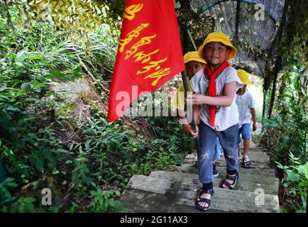 Luoyuan, province chinoise du Fujian. 3 juin 2021. Les jeunes amateurs d'oiseaux se trouvent sur le chemin d'un lieu d'observation des oiseaux désigné pour observer les hérons dans le comté de Luoyuan, dans la province de Fujian, au sud-est de la Chine, le 3 juin 2021. Le village de Lian'ao est un petit village proche de la mer et entouré de collines. De mars à avril chaque année, des troupeaux de hérons viennent dans les forêts près du village pour construire des nids et donner naissance à des poussins, grâce à la protection des villageois locaux et au bon environnement local. Credit: Wei Peiquan/Xinhua/Alay Live News Banque D'Images