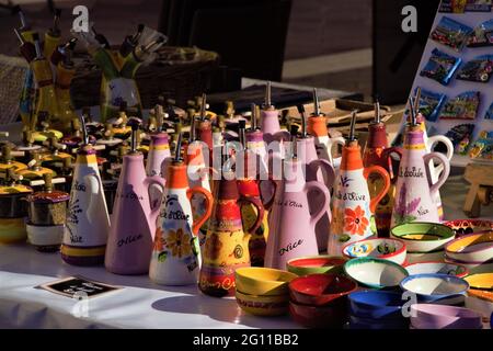 Souvenirs en vente dans un marché à cours Saleya, Nice, Sud de la France Banque D'Images